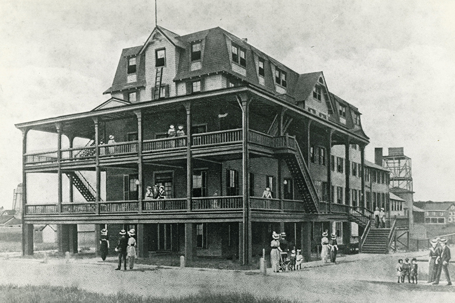 black and white photo of hienlopen hotel